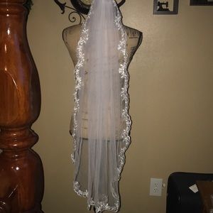 New Beautiful fingertip lace edged veil ivory